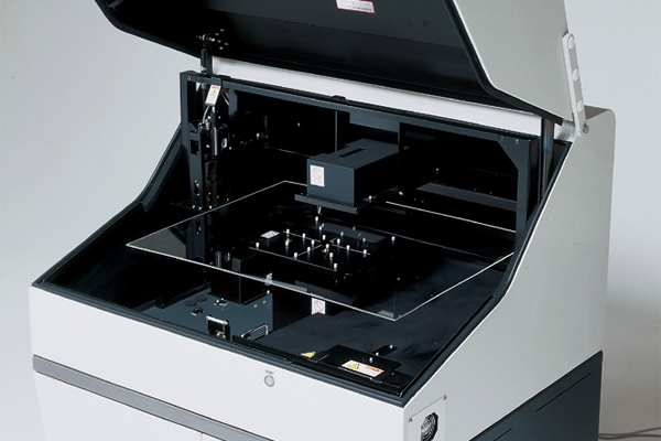 Large sample compartment accommodates a wide variety of samples